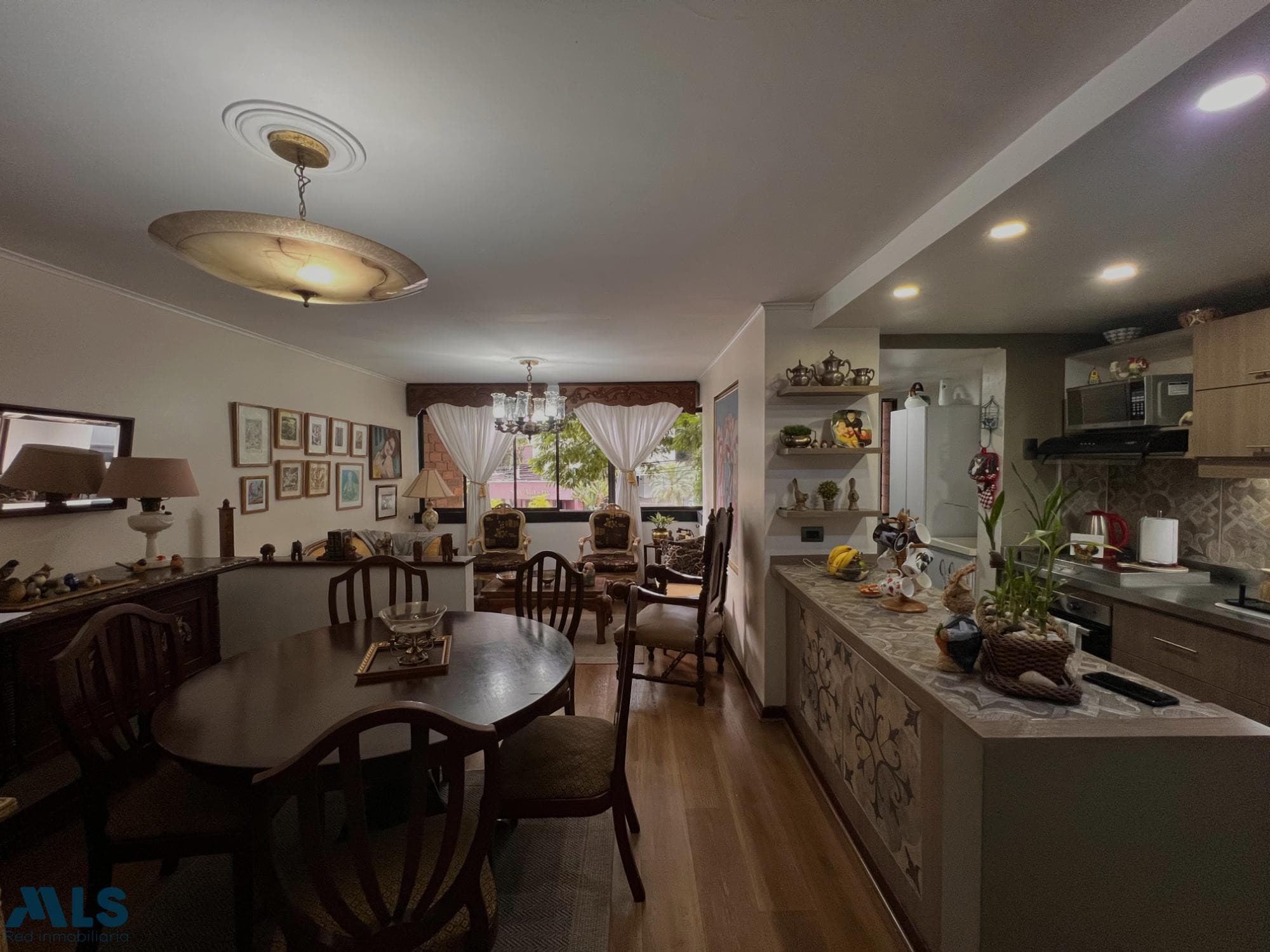 Apartamento en venta en Poblado, Medellín — foto 1 de 18