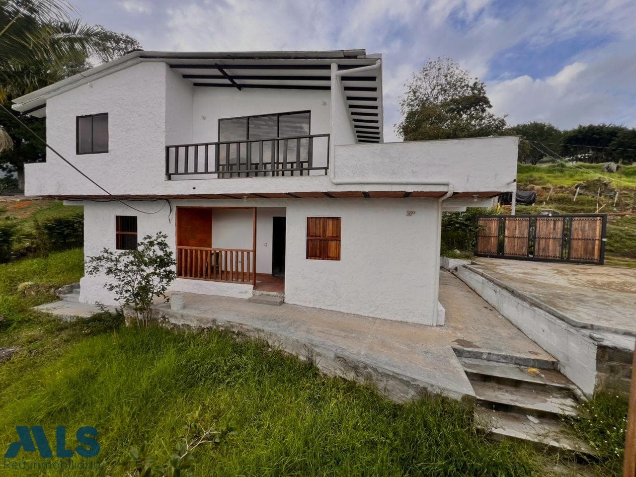 Casa en venta en San Cristobal, Occidente, Medellín — foto 1 de 35