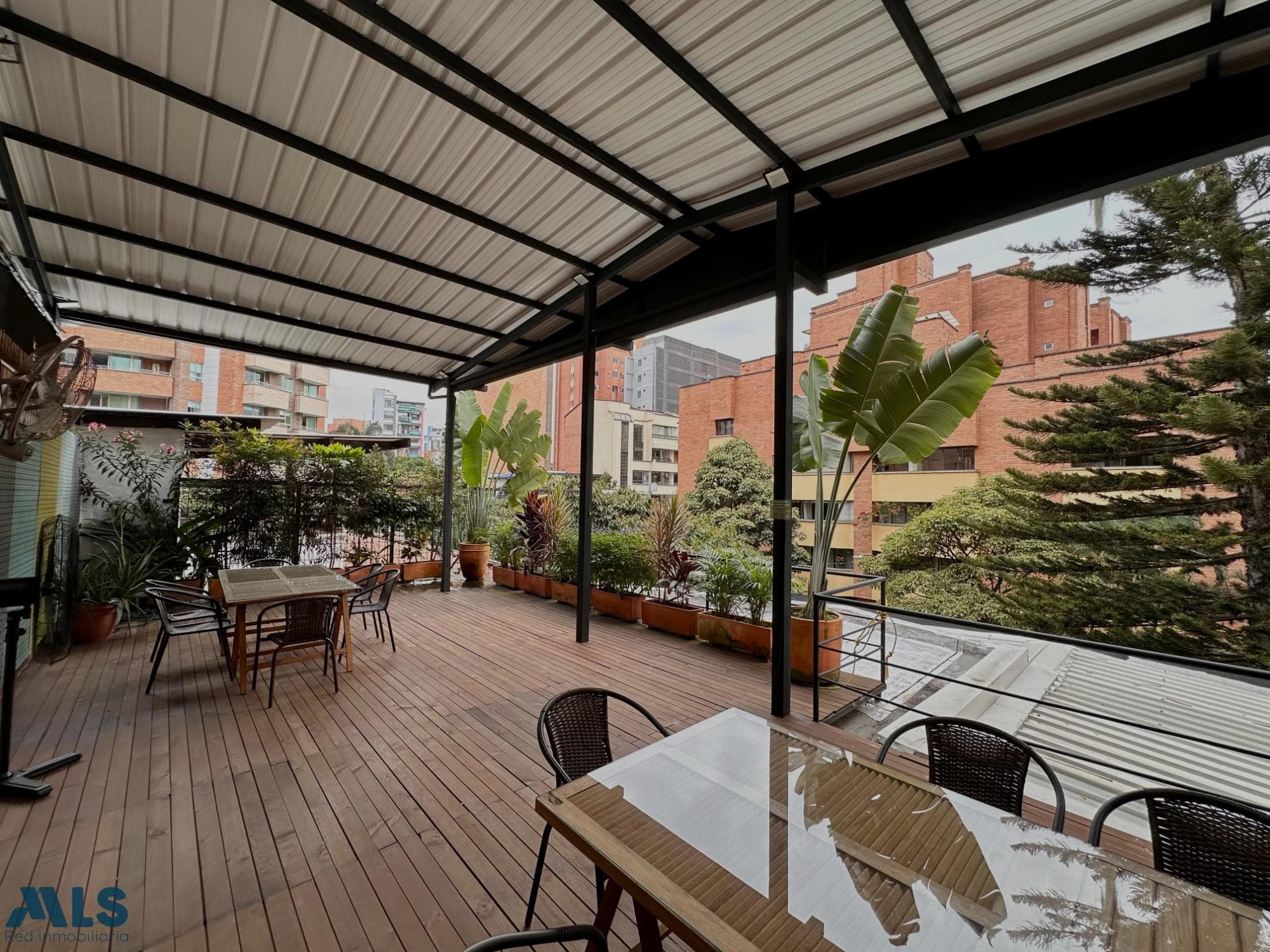Casa en venta en Santa Teresita, Laureles, Medellín — foto 1 de 51