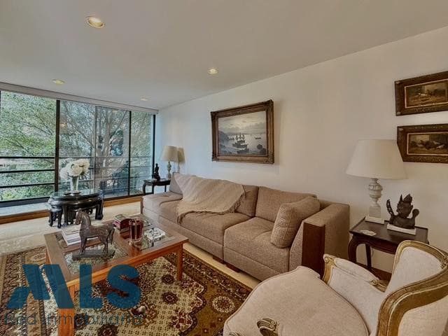 Casa en venta en El Tesoro, Poblado, Medellín — foto 1 de 35