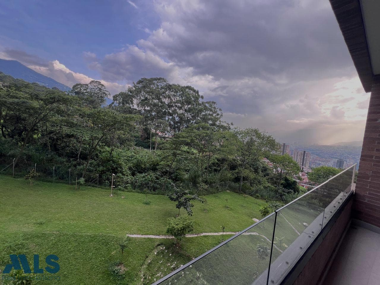 Apartamento en venta en Las Palmas, Poblado, Medellín — foto 1 de 16