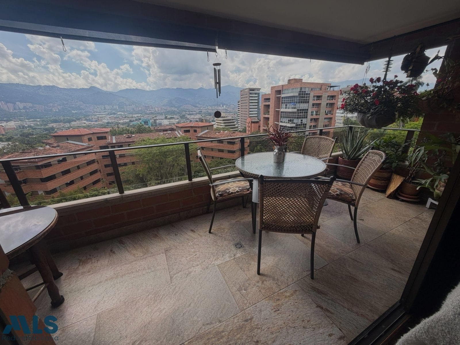 Apartamento en venta en Castropol, Poblado, Medellín — foto 1 de 25