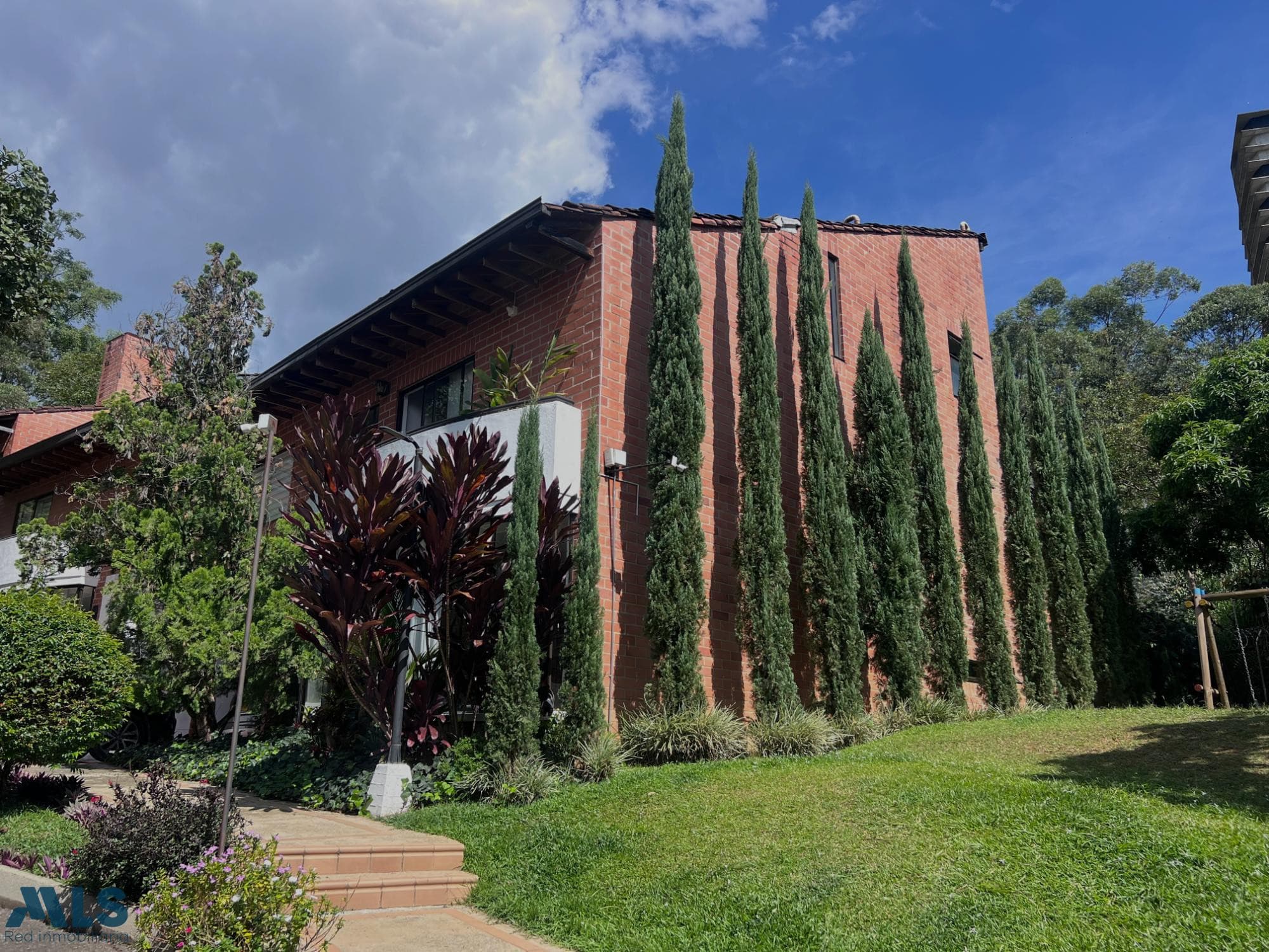 Casa en venta en El Poblado, Medellín — foto 1 de 24