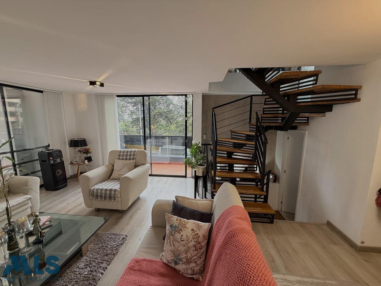 Casa en venta en Loma Los Gonzalez, Poblado, Medellín — foto 1 de 43