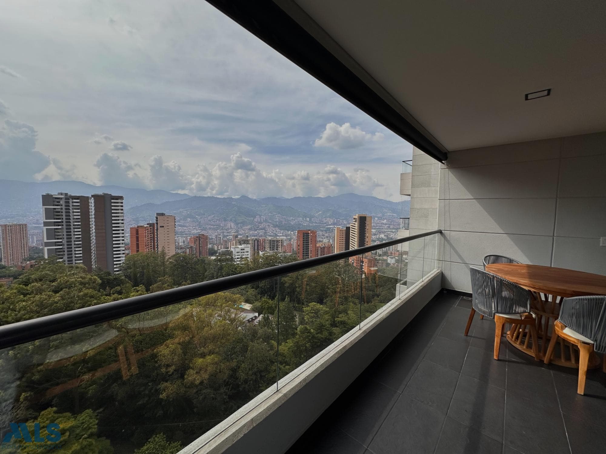 Apartamento en venta en El Tesoro, Poblado, Medellín — foto 1 de 23