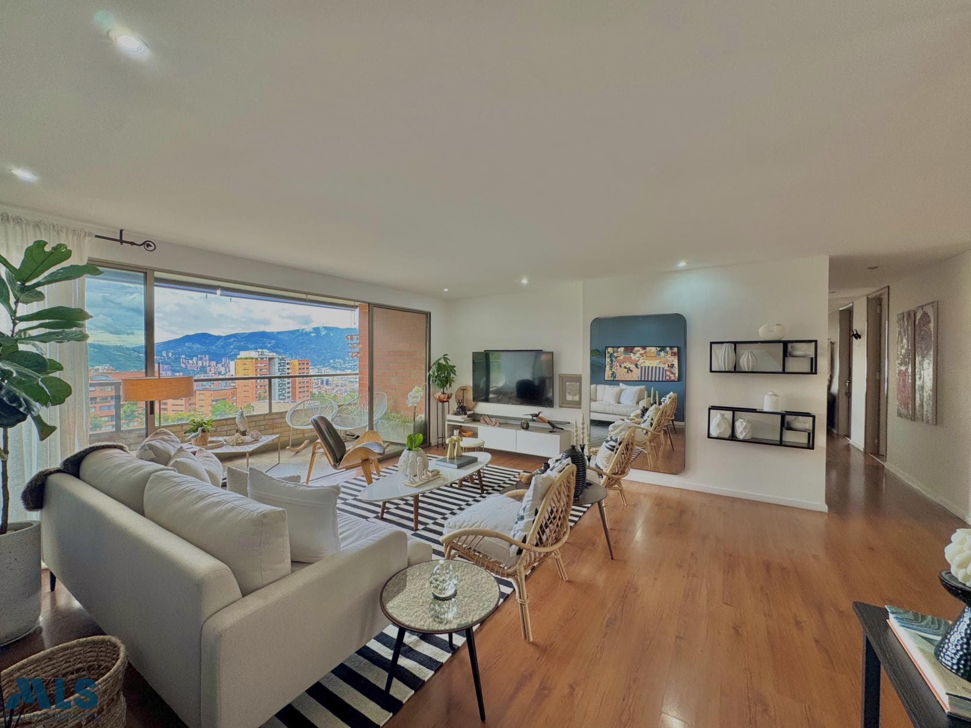 Apartamento en venta en San Lucas, Poblado, Medellín — foto 1 de 32