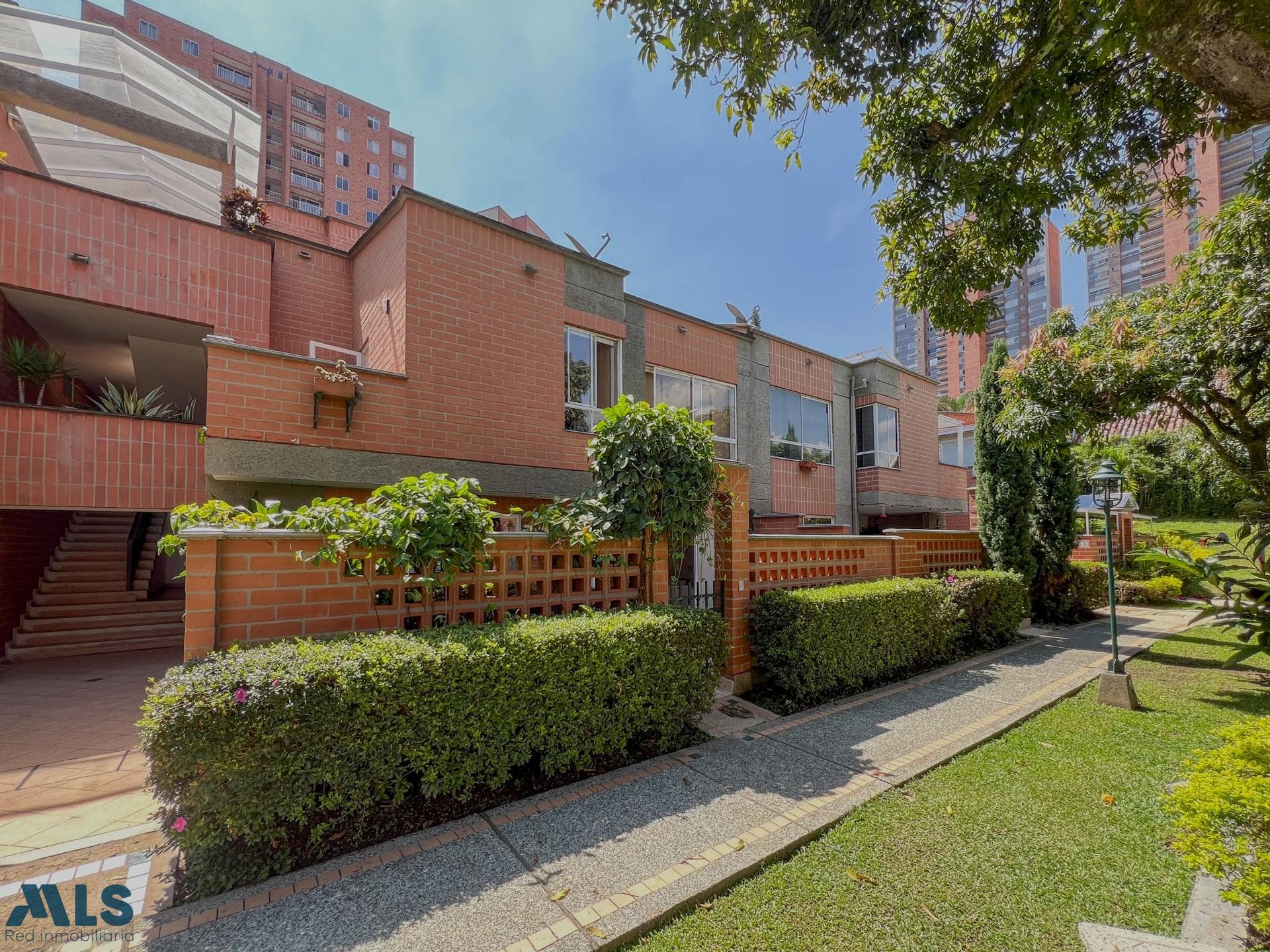 Casa en venta en Castropol, Poblado, Medellín — foto 1 de 28