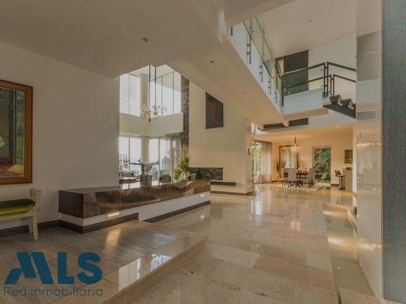 Casa en venta en La Calera, Poblado, Medellín — foto 1 de 13