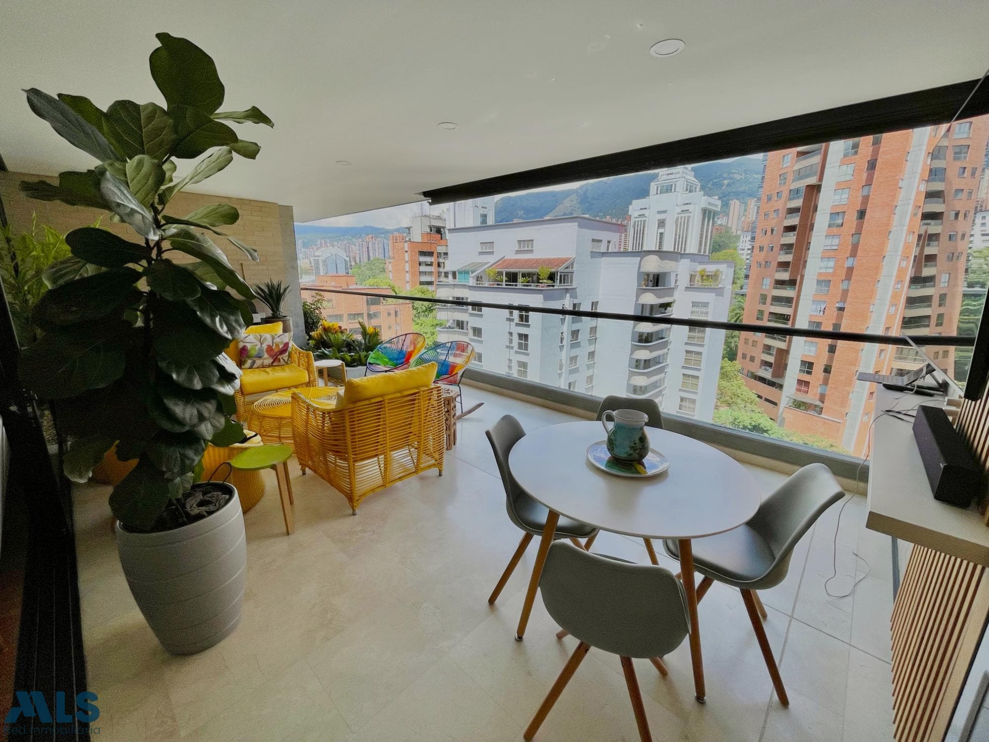 Apartamento en venta en Santa Maria de los Angeles, Poblado, Medellín — foto 1 de 28