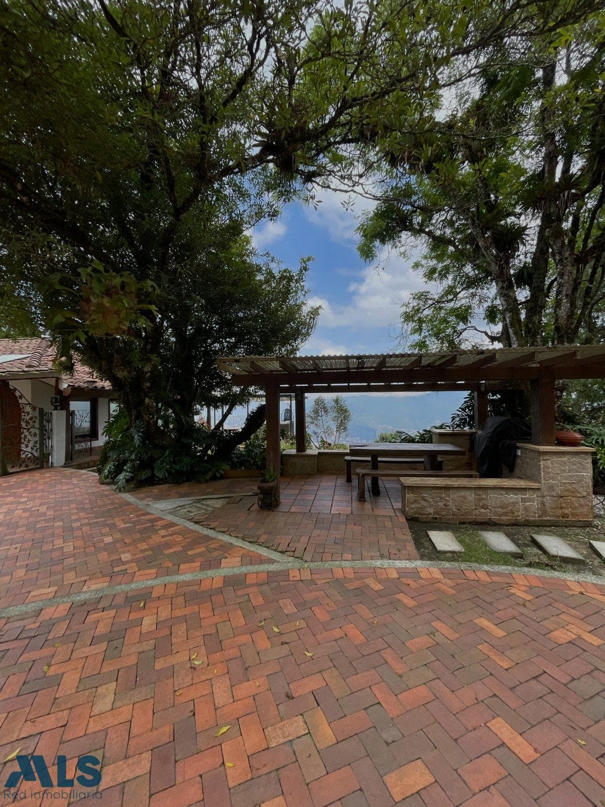 Casa en venta en Las Palmas, Poblado, Medellín — foto 1 de 26