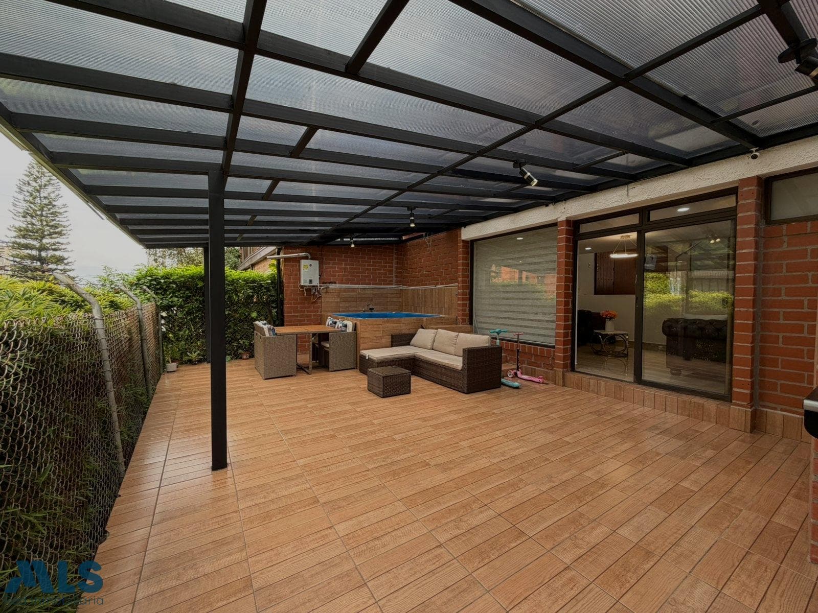 Casa en venta en El Tesoro, Poblado, Medellín — foto 1 de 33