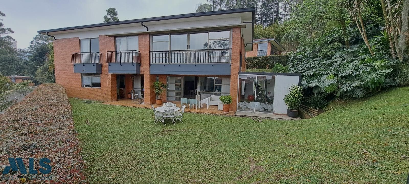 Casa en venta en Loma Cola del Zorro, Poblado, Medellín — foto 1 de 25