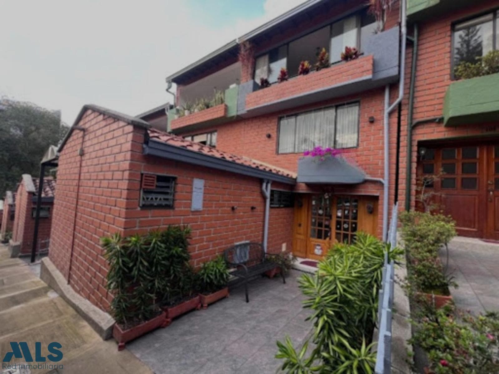 Casa en venta en La Visitación, Poblado, Medellín — foto 1 de 26
