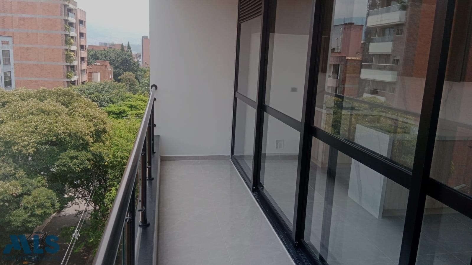 Casa en venta en La Castellana, Laureles, Medellín — foto 1 de 27