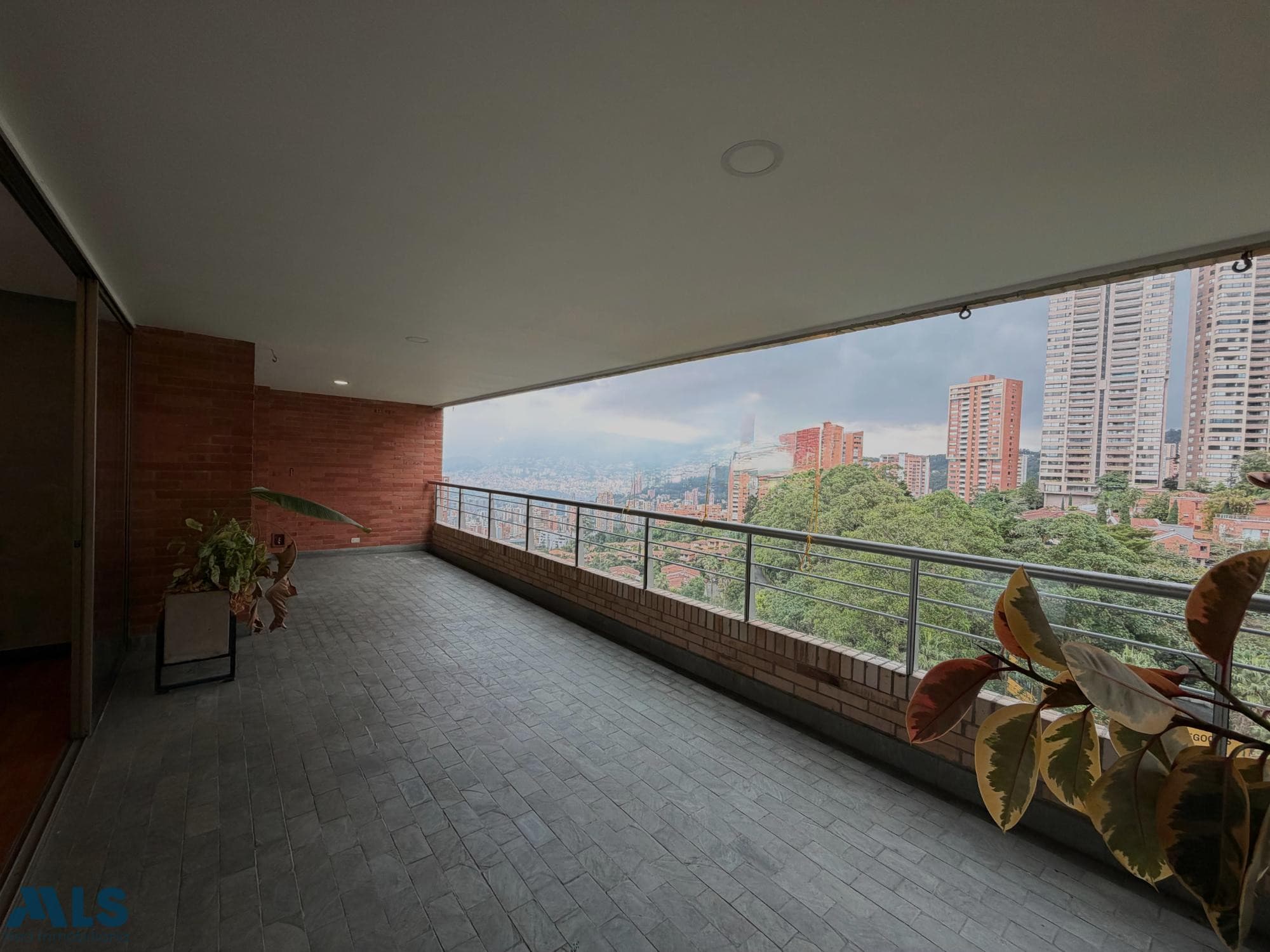 Apartamento en venta en La Calera, Poblado, Medellín — foto 1 de 34
