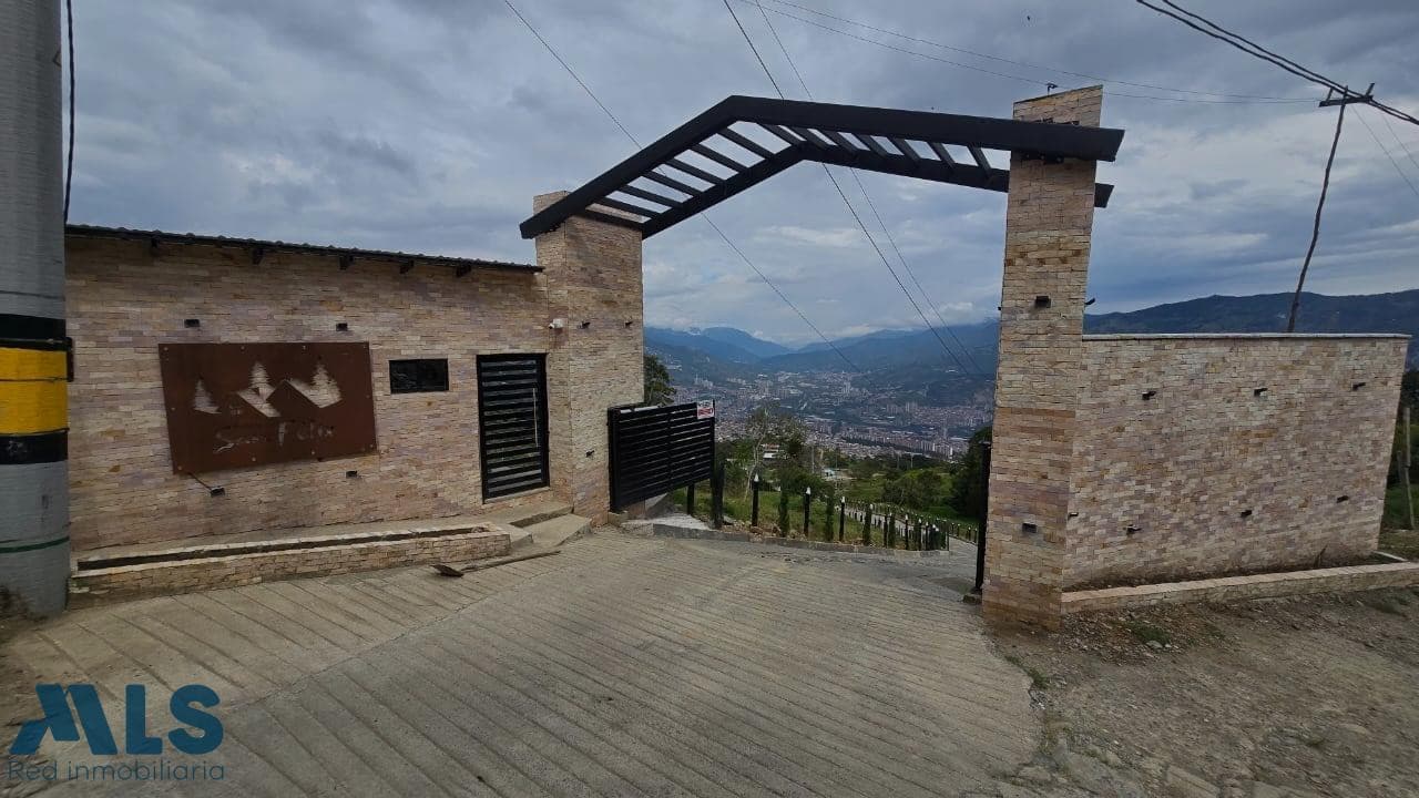 Lote Residencial en venta en Pajarito, Occidente, Medellín — foto 1 de 10