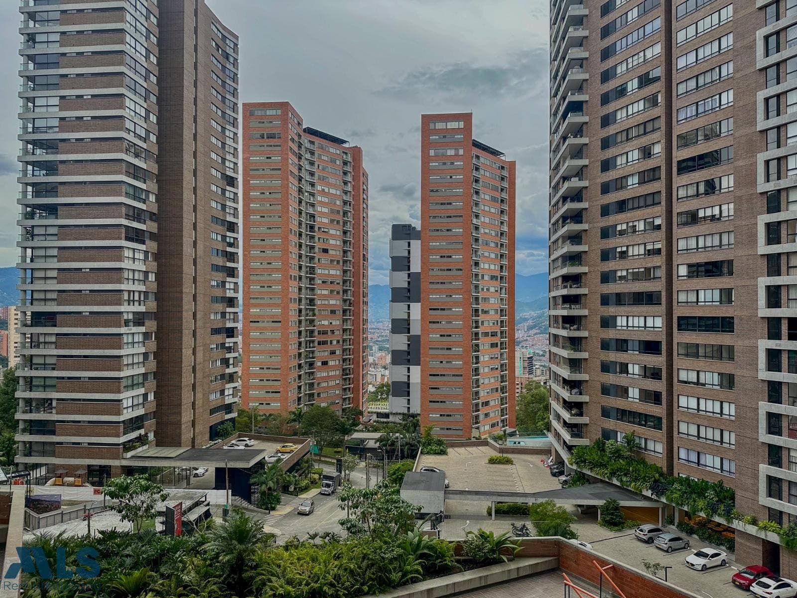 Apartamento en venta en Altos Del, Poblado, Medellín — foto 1 de 11