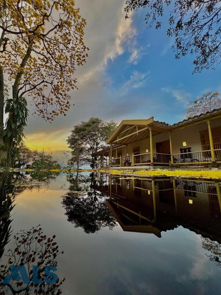 Casa en venta en El Tesoro, Poblado, Medellín — foto 1 de 40