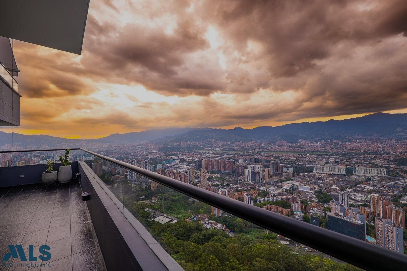 Apartamento en venta en Las Palmas, Poblado, Medellín — foto 1 de 28