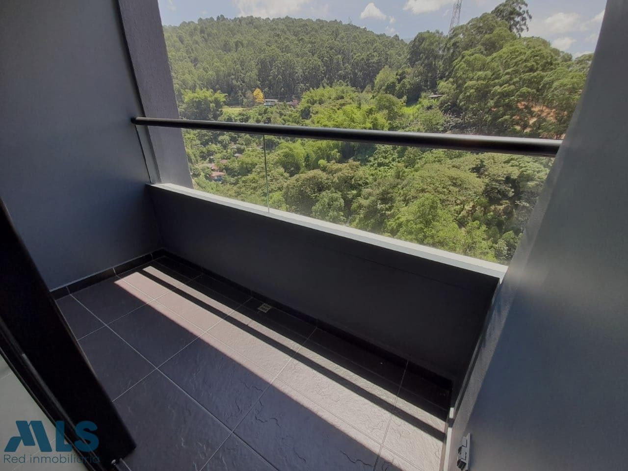 Apartamento en venta en Las Palmas, Poblado, Medellín — foto 1 de 32