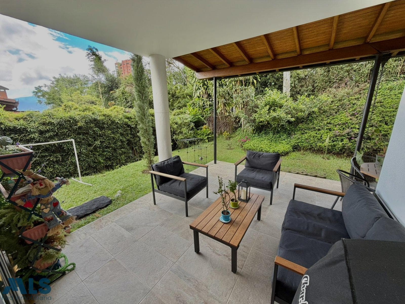 Casa en venta en San Lucas, Poblado, Medellín — foto 1 de 33