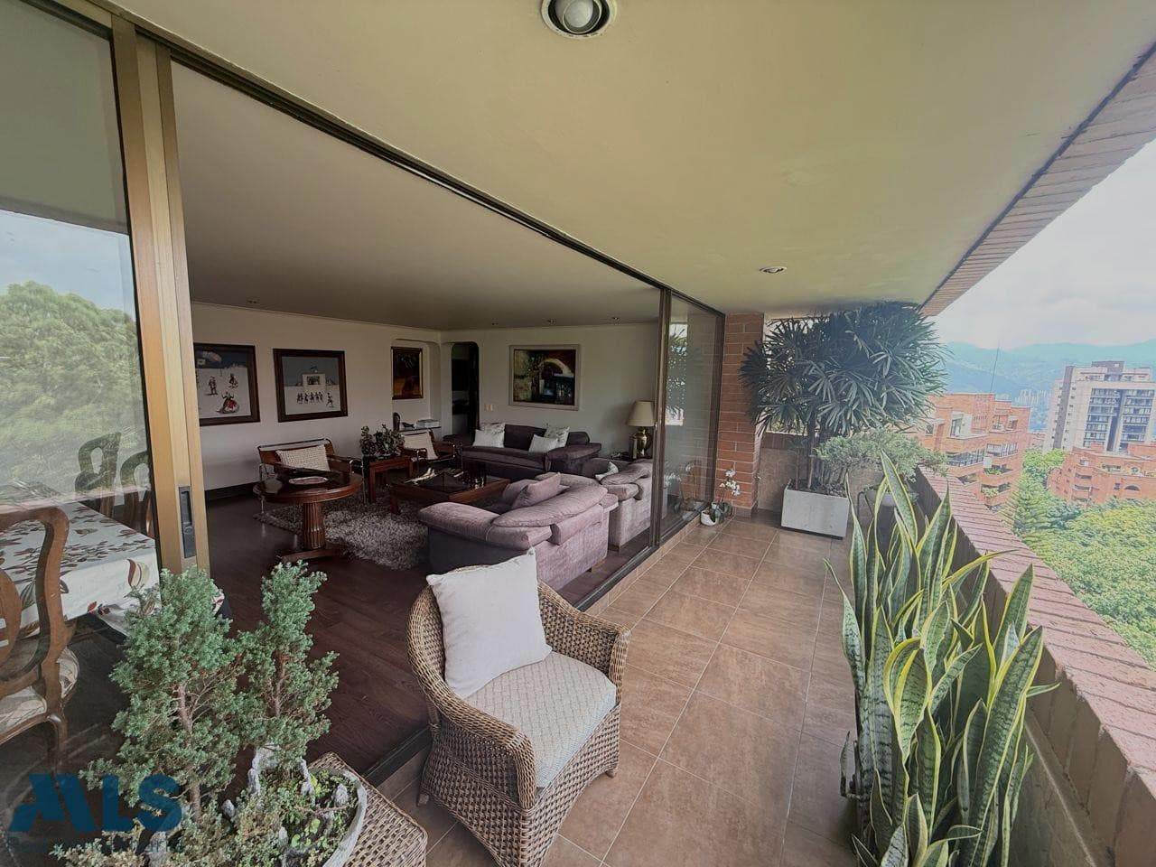 Apartamento en venta en El Tesoro, Poblado, Medellín — foto 1 de 25