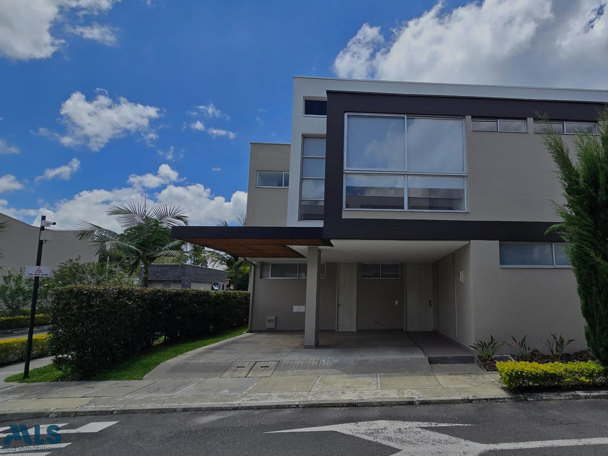 Casa en venta en V. Gualanday, Oriente Antioqueño, Rionegro — foto 1 de 35