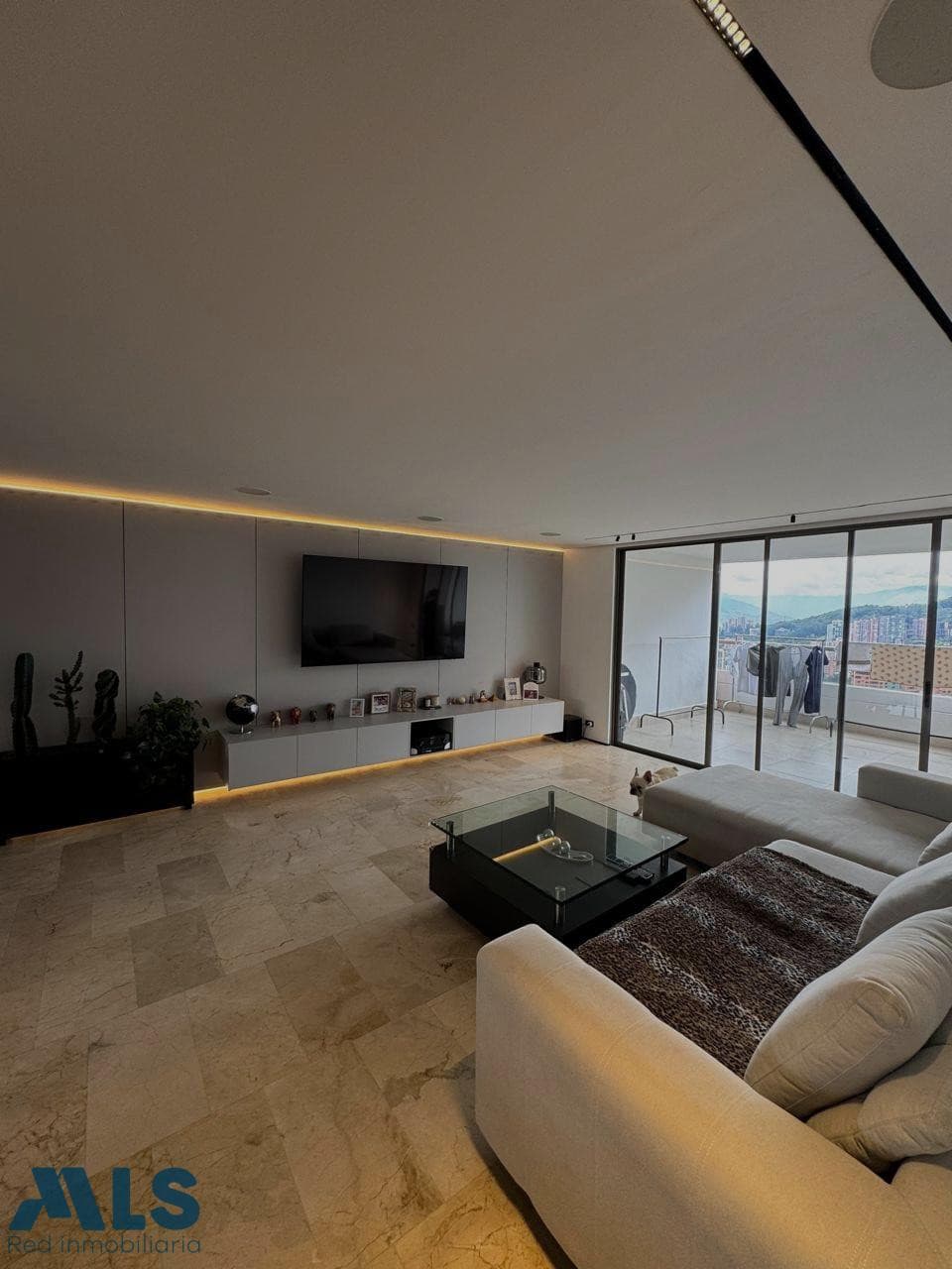 Apartamento en venta en Poblado, Medellín — foto 1 de 25