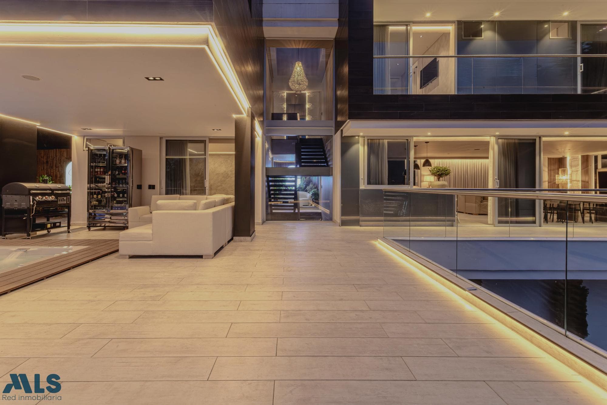 Casa en venta en Las Palmas, Poblado, Medellín — foto 1 de 69