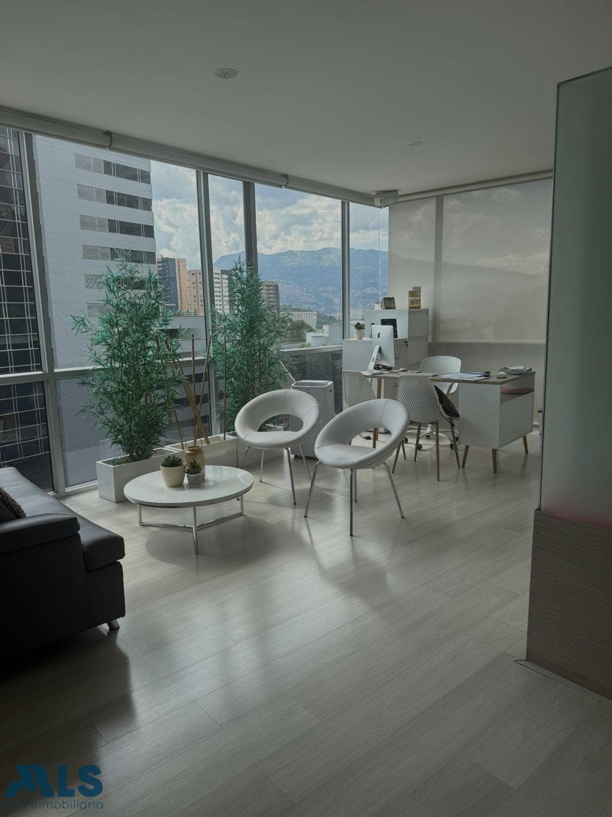 Consultorio en venta en El Poblado, Medellín — foto 1 de 18