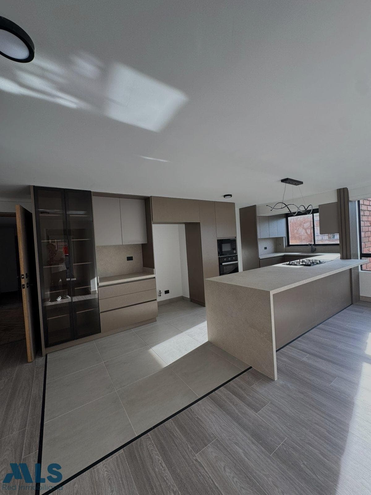 Apartamento en venta en La Tomatera, Poblado, Medellín — foto 1 de 15