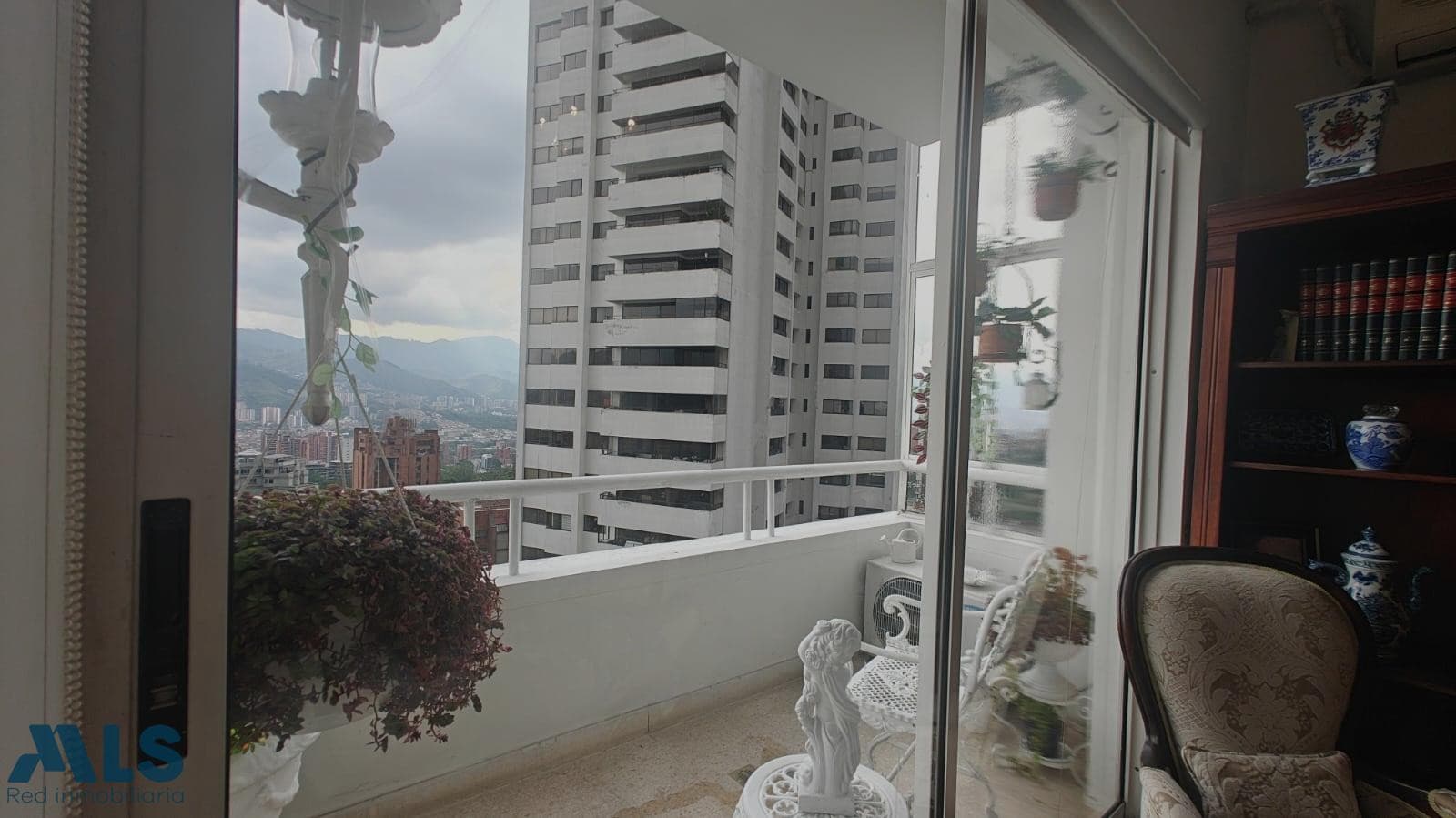 Apartamento en venta en Poblado, Medellín — foto 1 de 30