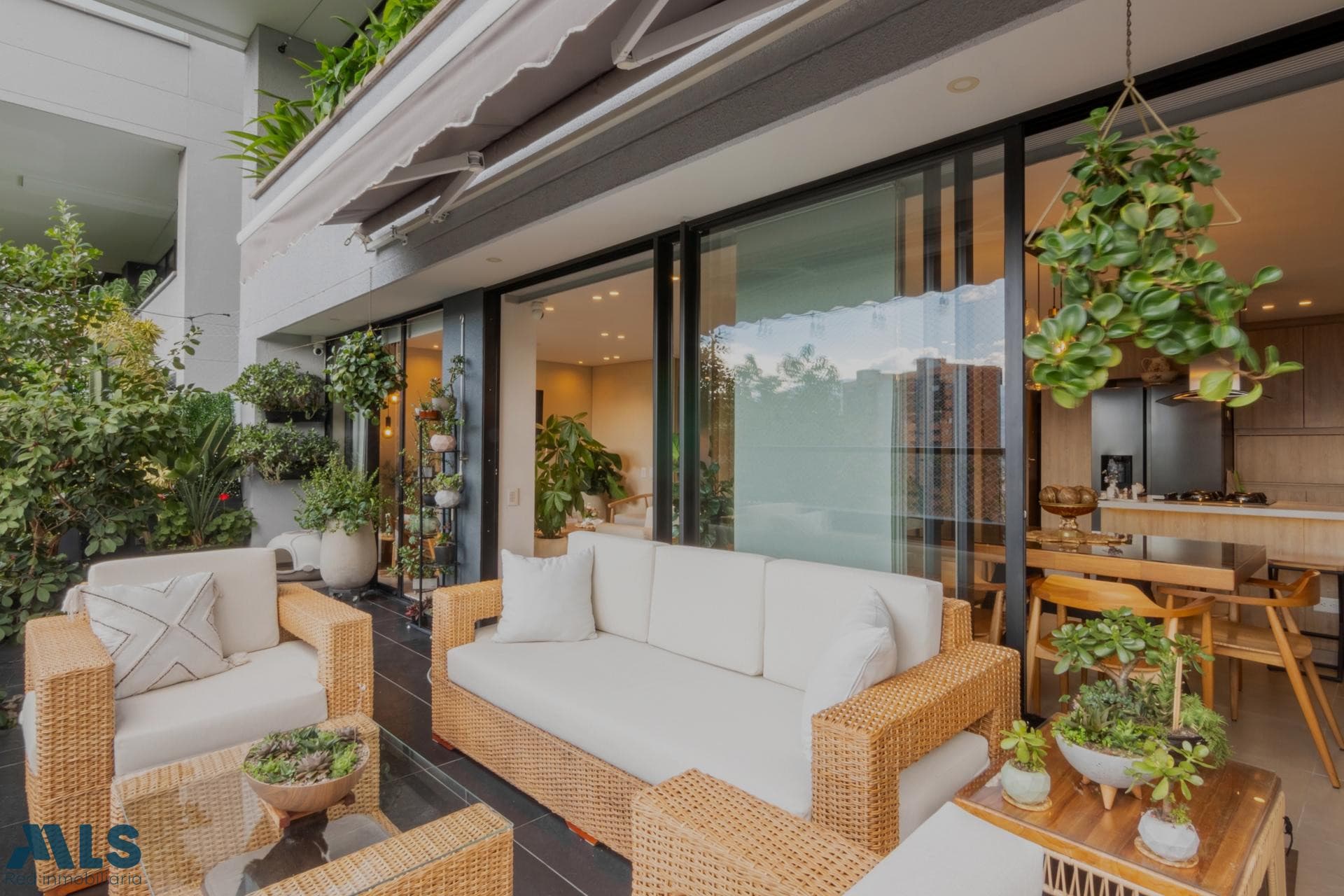 Apartamento en venta en Las Palmas, Poblado, Medellín — foto 1 de 24