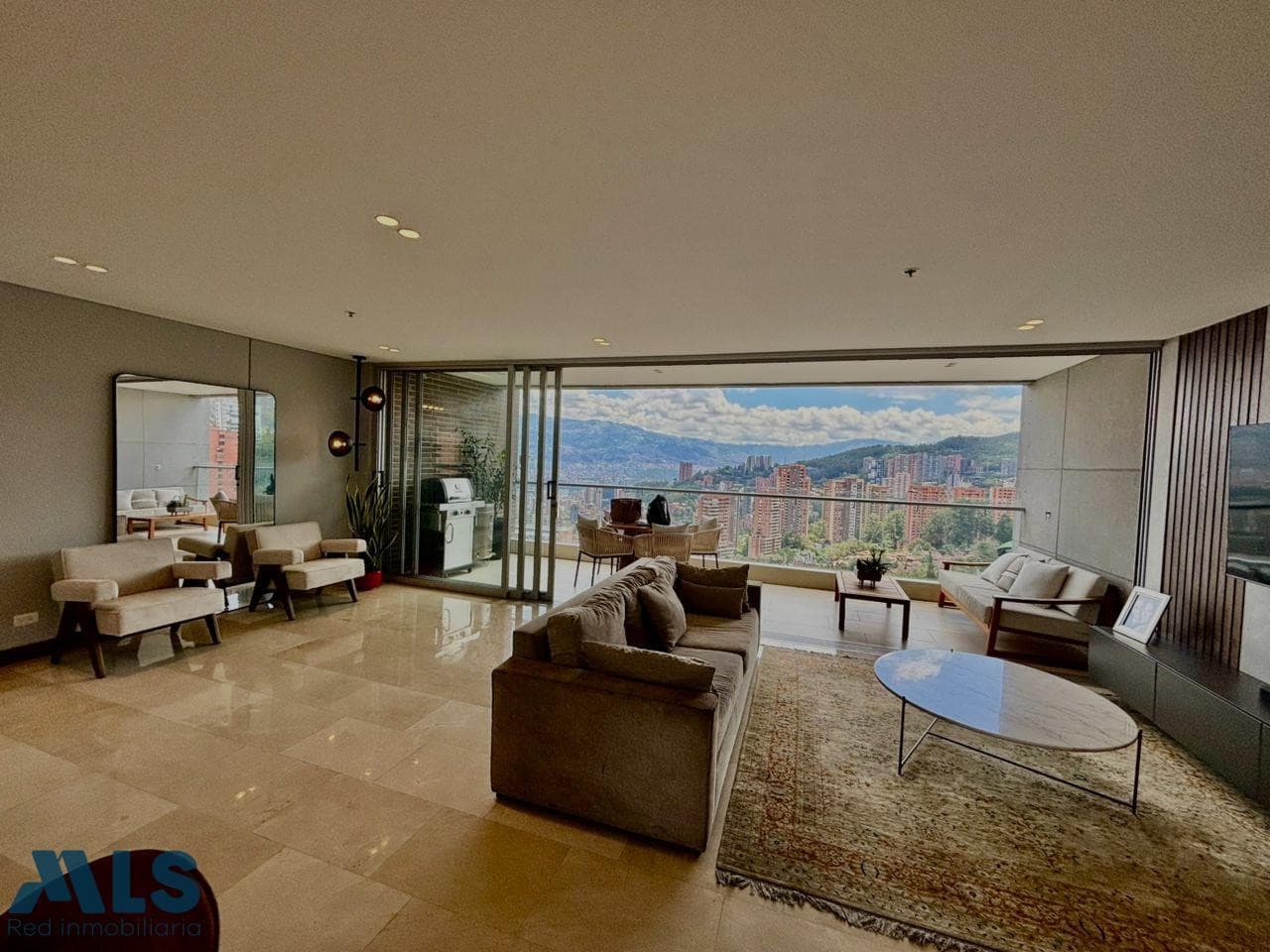 Apartamento en venta en Poblado, Medellín — foto 1 de 26