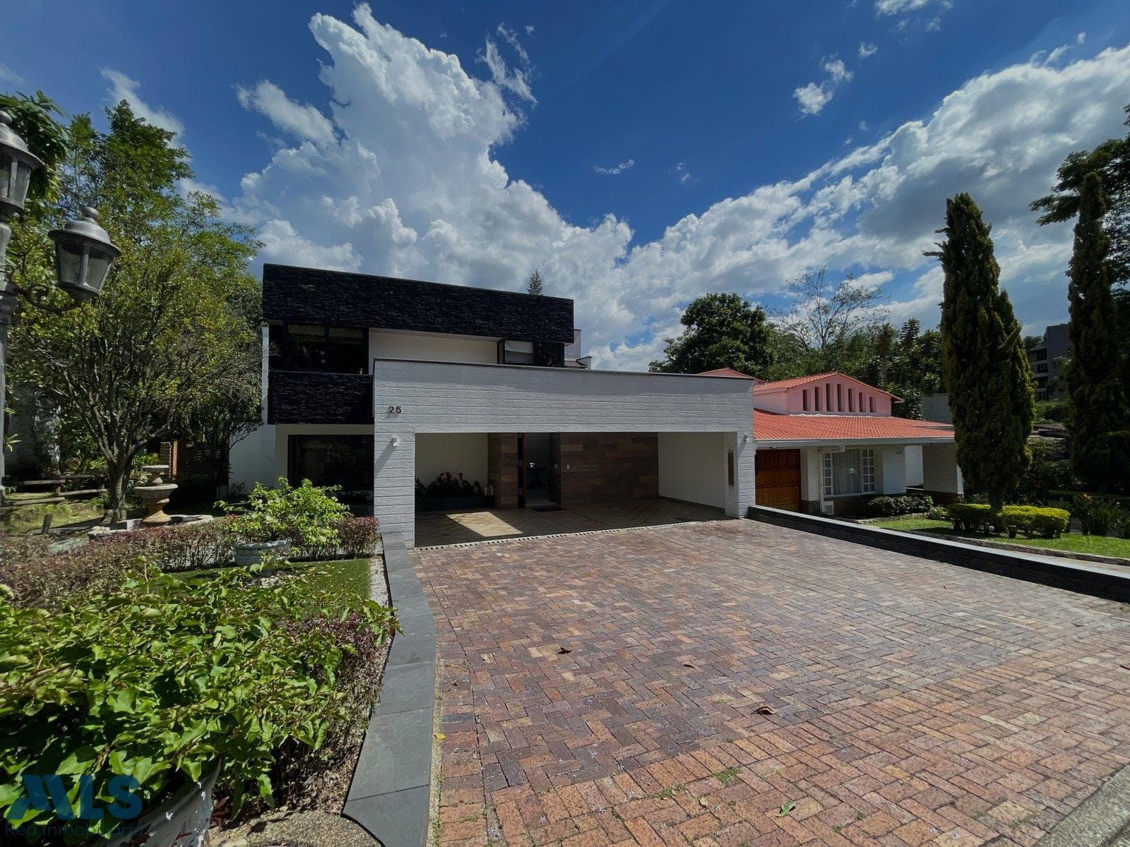 Casa en venta en El Campestre, Poblado, Medellín — foto 1 de 53