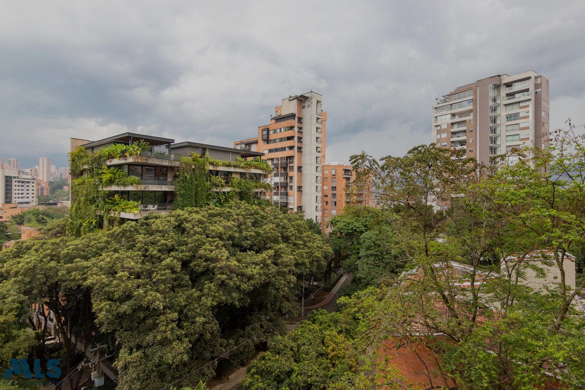 Apartamento en venta en Lalinde, Poblado, Medellín — foto 1 de 29