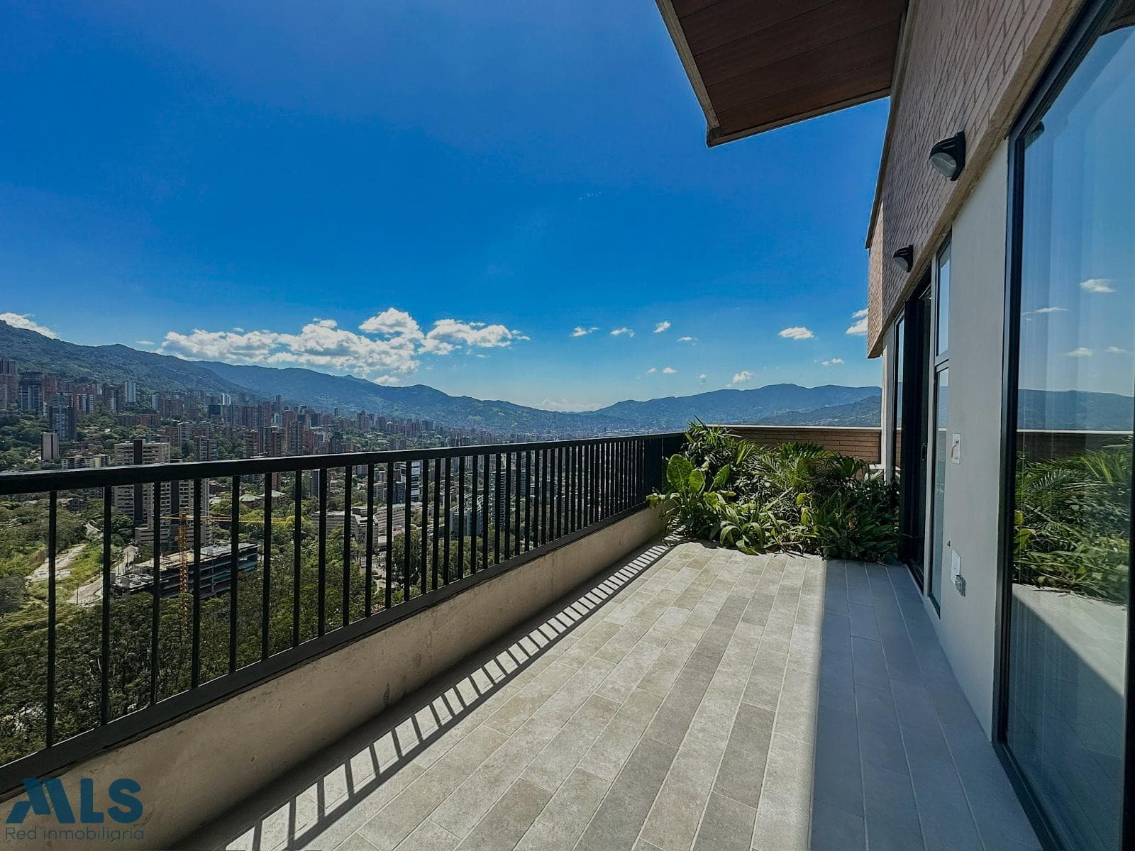 Apartamento en venta en Las Palmas, Poblado, Medellín — foto 1 de 31