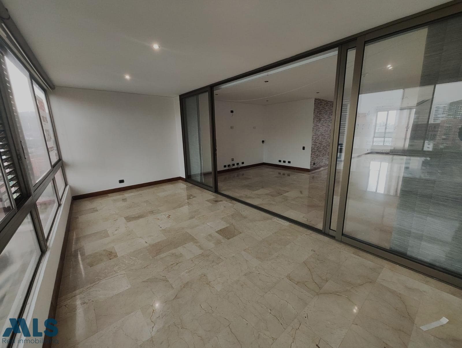 Apartamento en venta en La Florida, Poblado, Medellín — foto 1 de 19