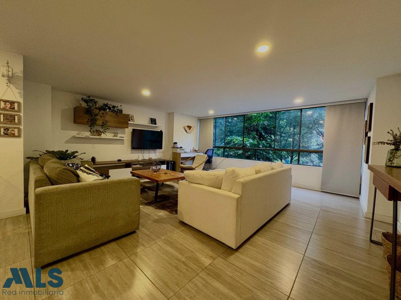 Apartamento en venta en Poblado, Medellín — foto 1 de 23
