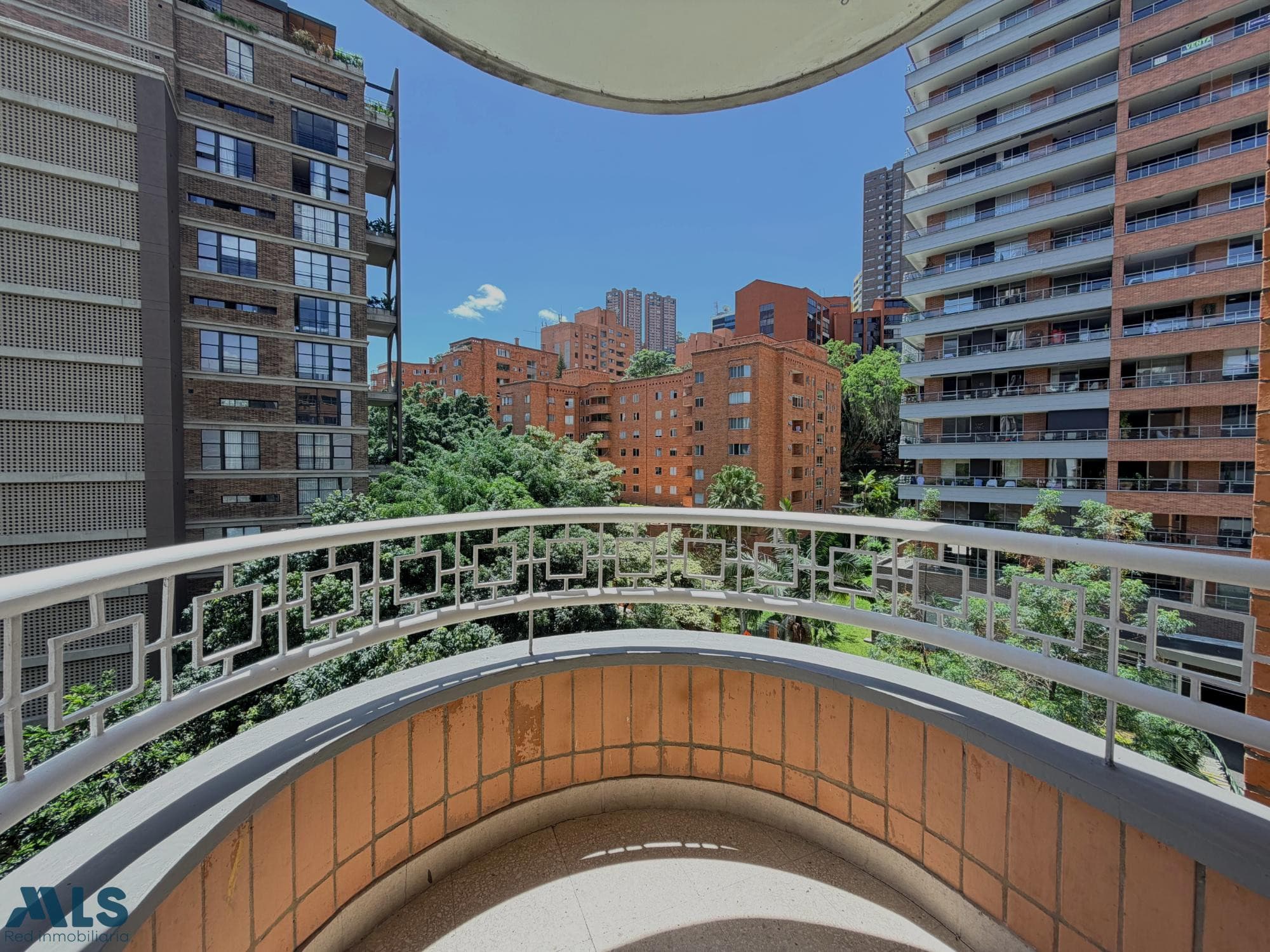 Apartamento en venta en Castropol, Poblado, Medellín — foto 1 de 36