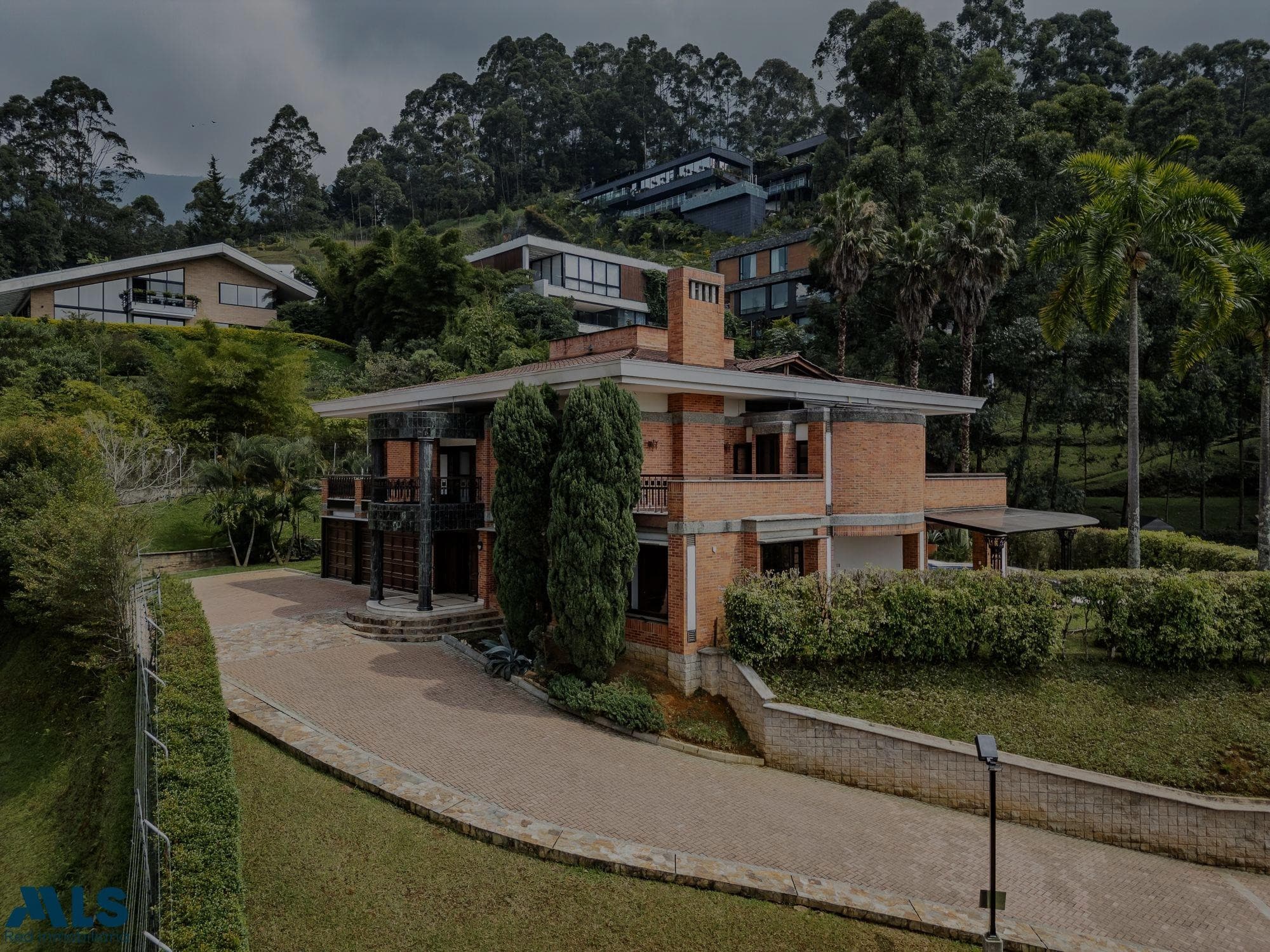 Casa en venta en La Calera, Poblado, Medellín — foto 1 de 30