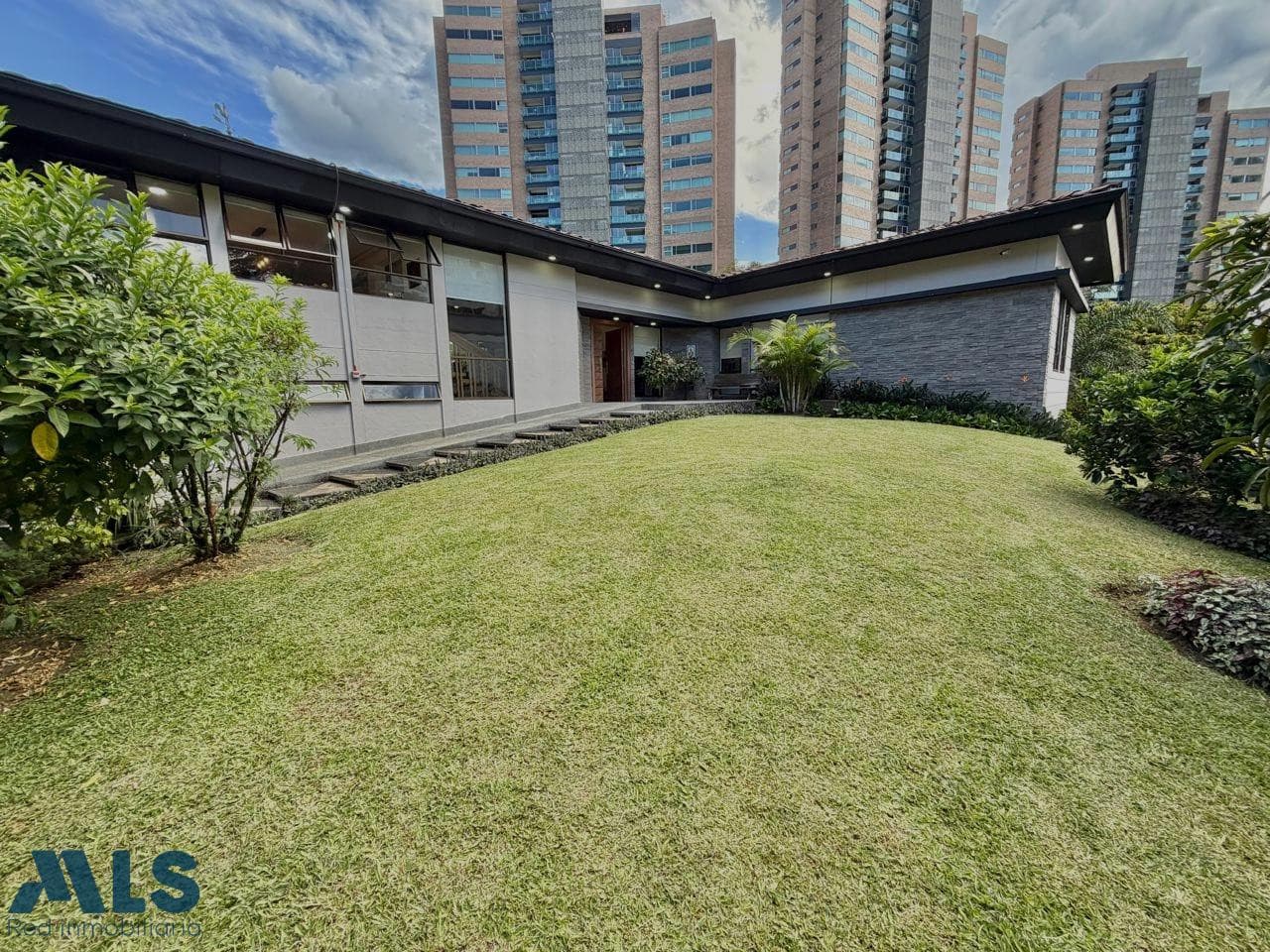 Casa en venta en Los Balsos Nº 2, Poblado, Medellín — foto 1 de 38