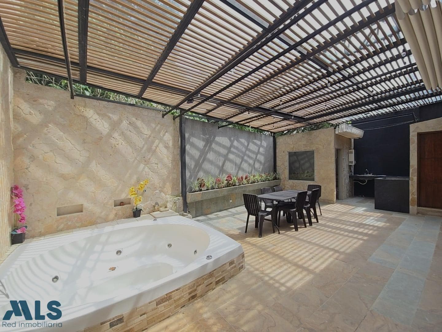 Casa en venta en Loma Cola Del Zorro, Poblado, Medellín — foto 1 de 35