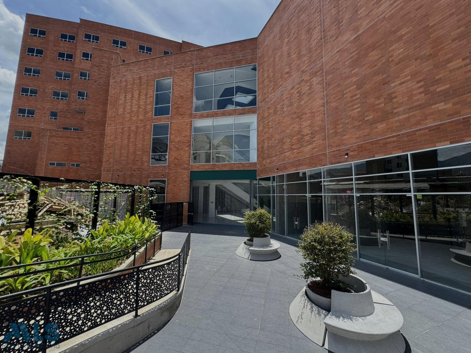 Local Comercial en venta en Los Pinos, Occidente, Medellín — foto 1 de 17