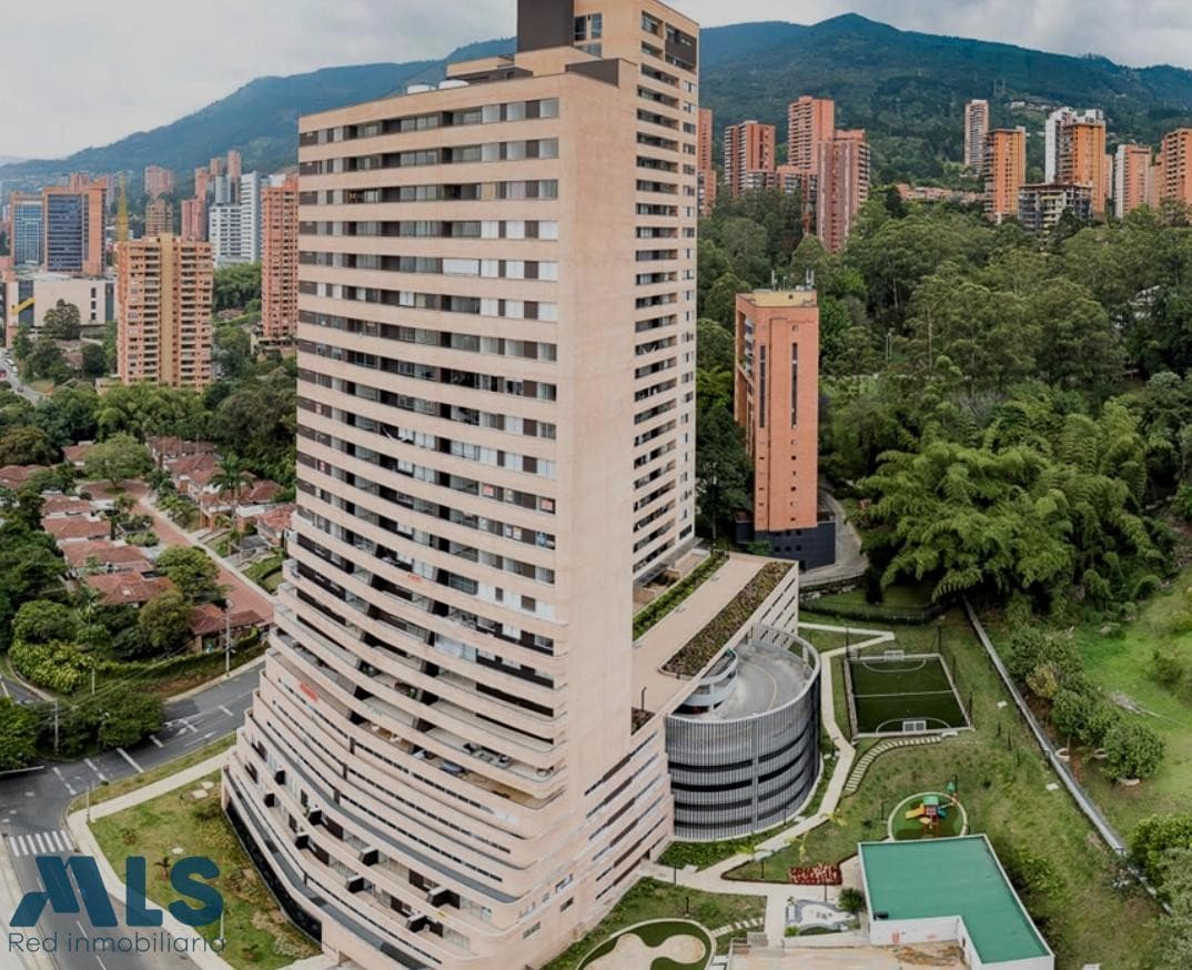 Apartamento en venta en Loma Los Gonzalez, Poblado, Medellín — foto 1 de 34