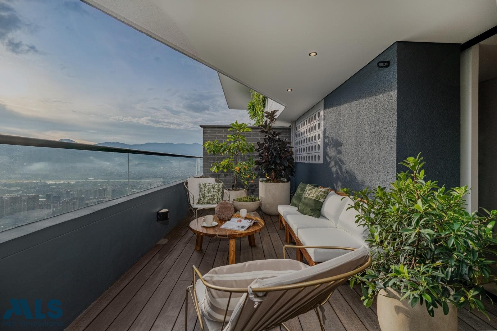 Apartamento en venta en Las Palmas, Poblado, Medellín — foto 1 de 23