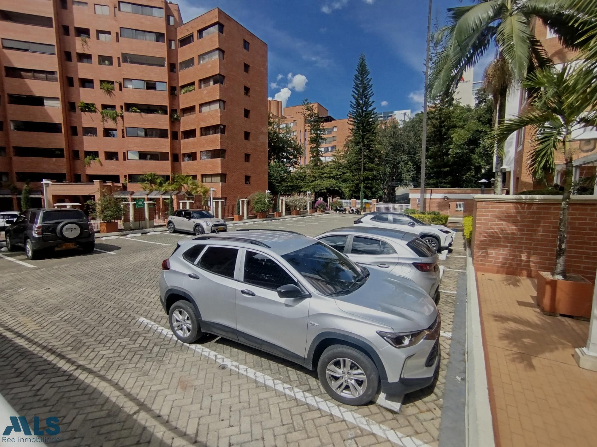 Apartamento en venta en Patio Bonito, Poblado, Medellín — foto 1 de 24