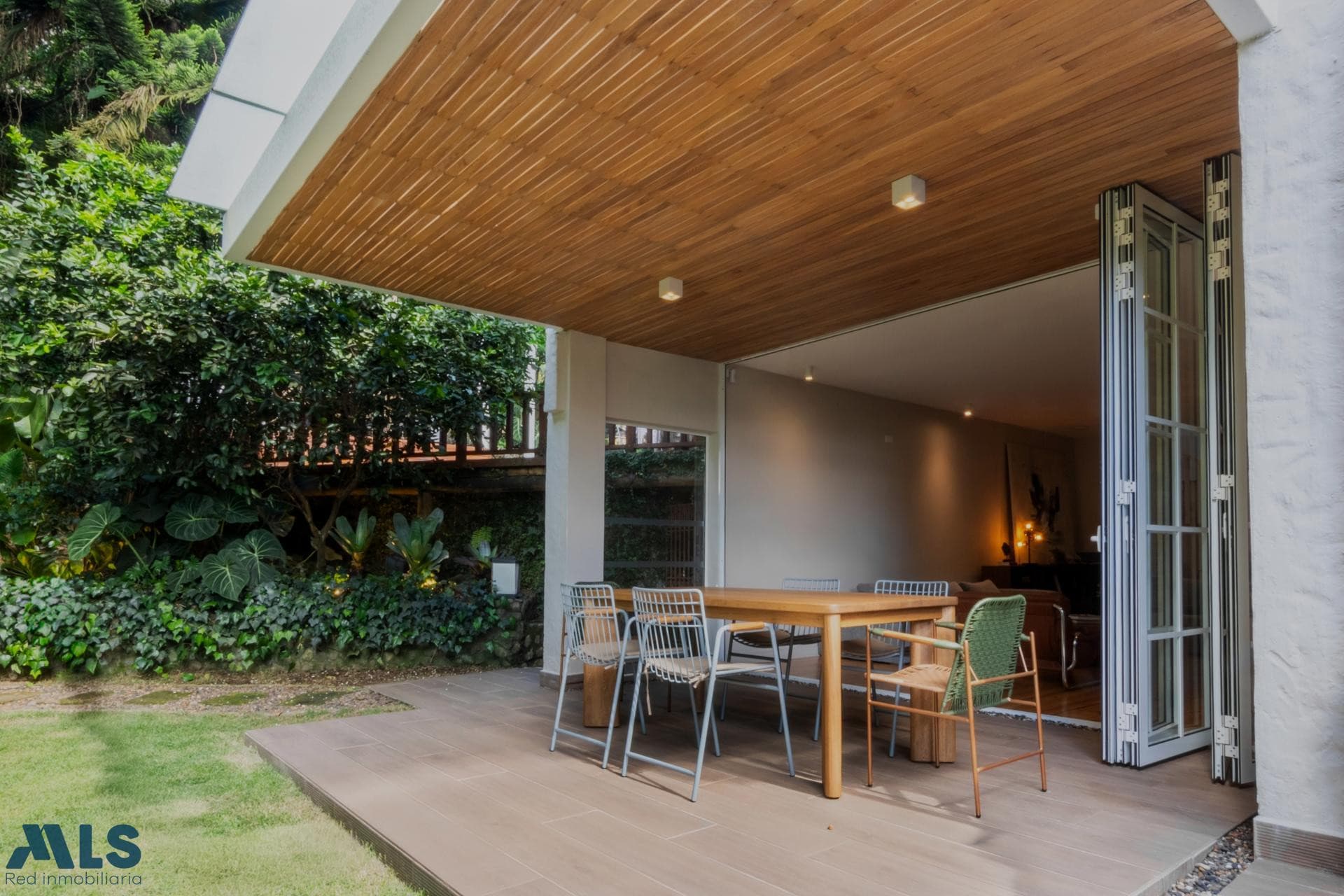 Casa en venta en El Tesoro, Poblado, Medellín — foto 1 de 34