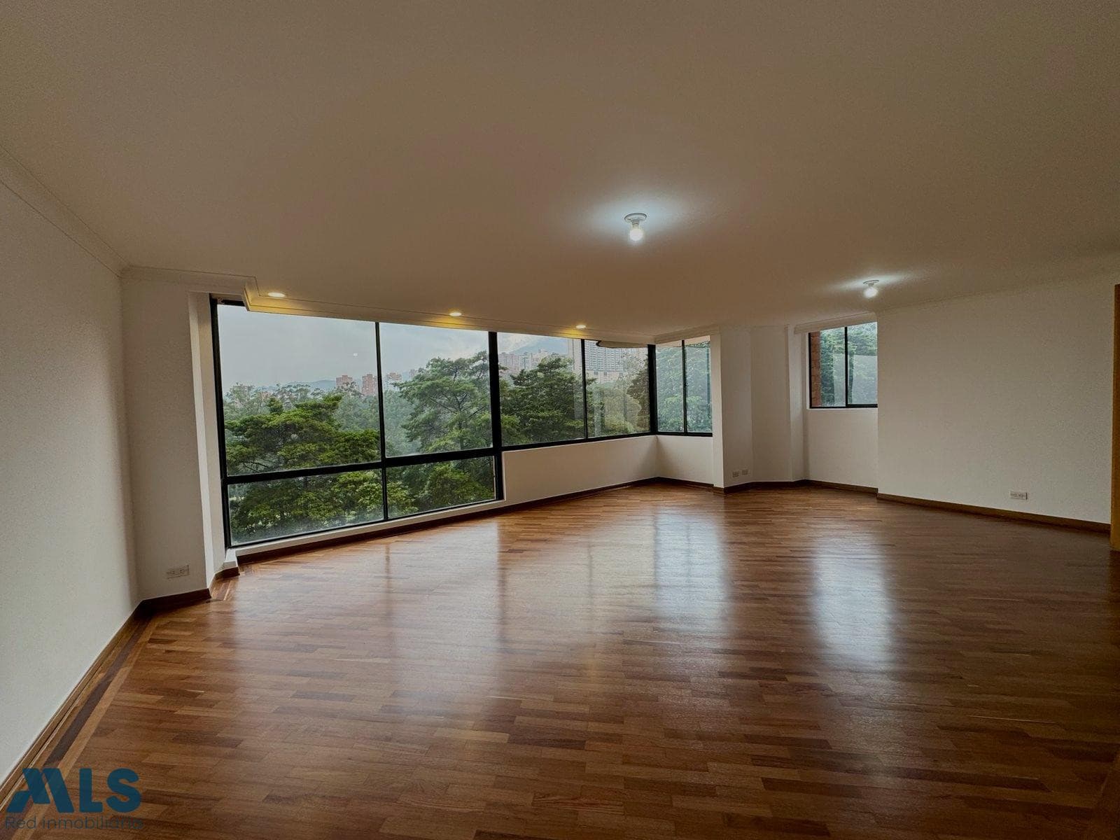 Apartamento en venta en El Diamante Nº 2, Poblado, Medellín — foto 1 de 29