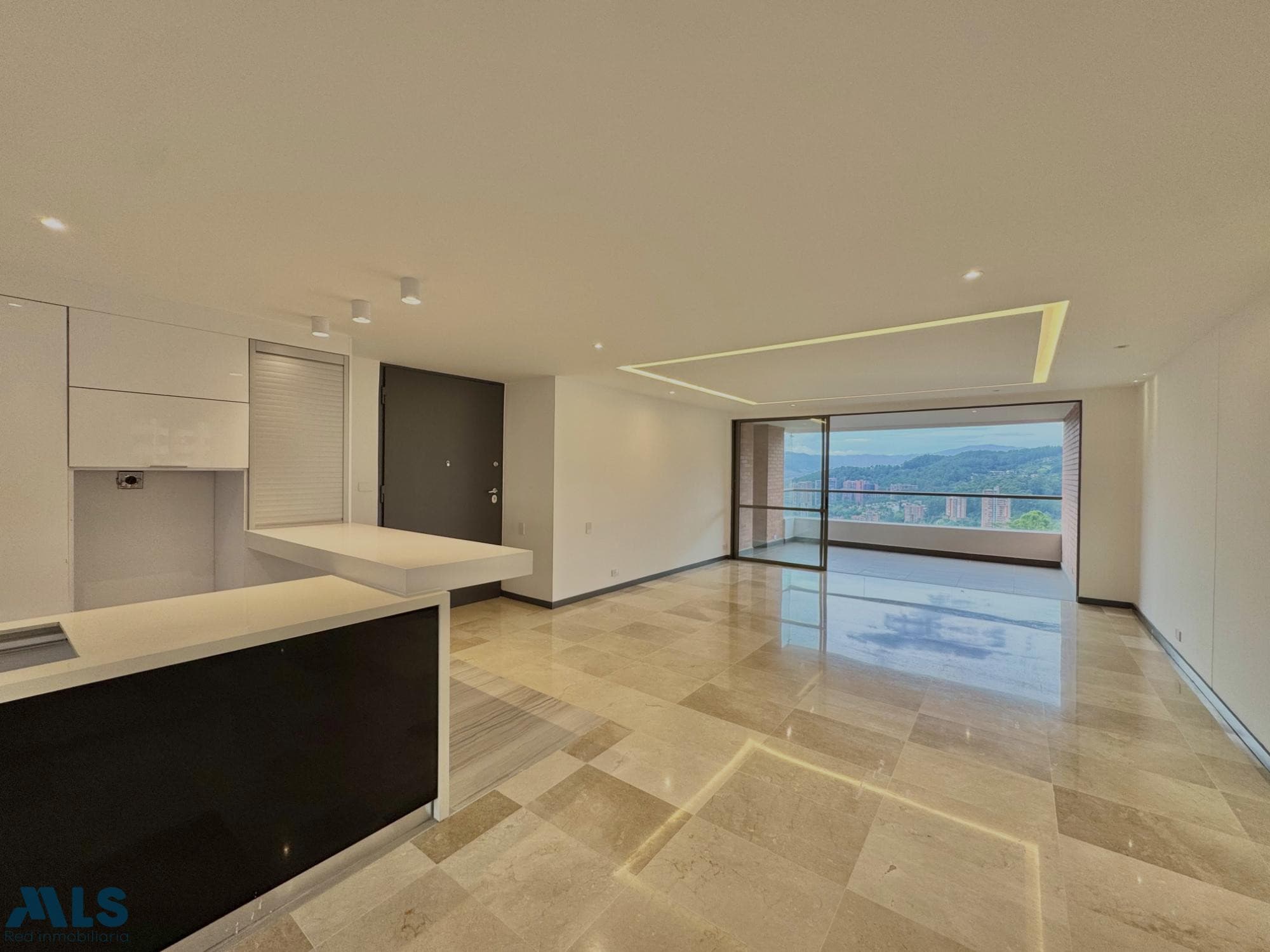 Apartamento en venta en La Calera, Poblado, Medellín — foto 1 de 31